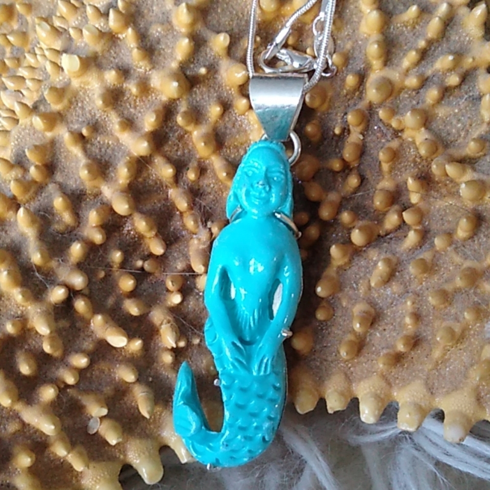 🧜 MERMAID CARVED NECKLACE